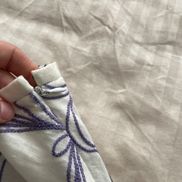 Ann Taylor LOFT White Skirt with embroidered floral design - Picture 3 of 5